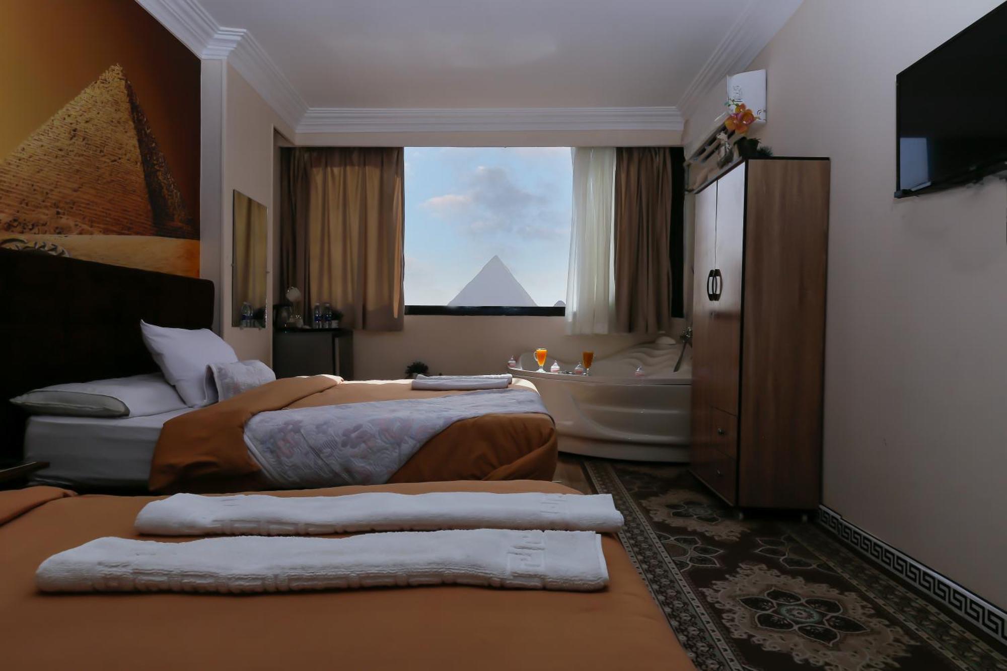 Panorama Pyramids& Jacuzzi Maison d'hôtes *