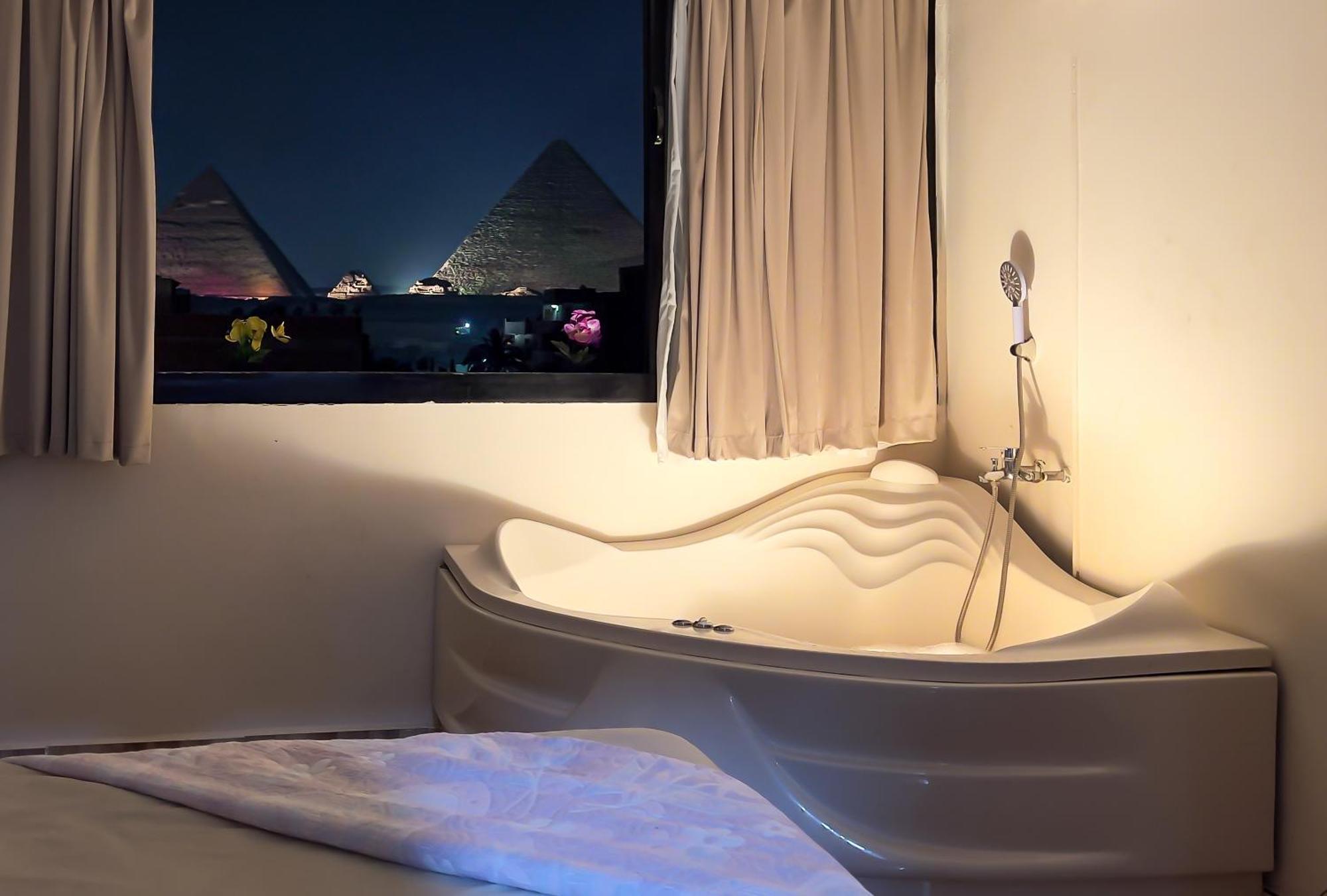 Panorama Pyramids& Jacuzzi Le Caire