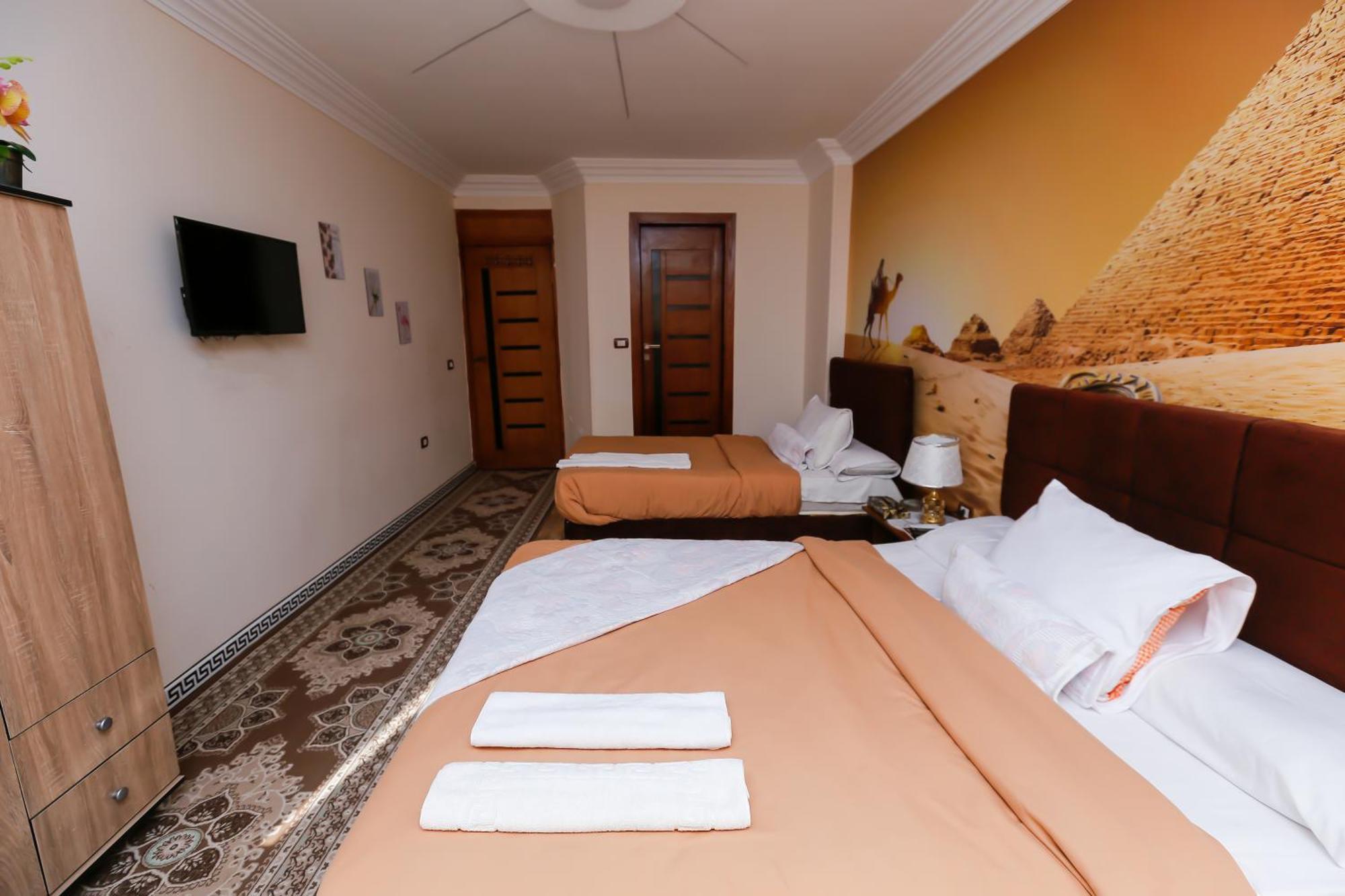 Panorama Pyramids& Jacuzzi