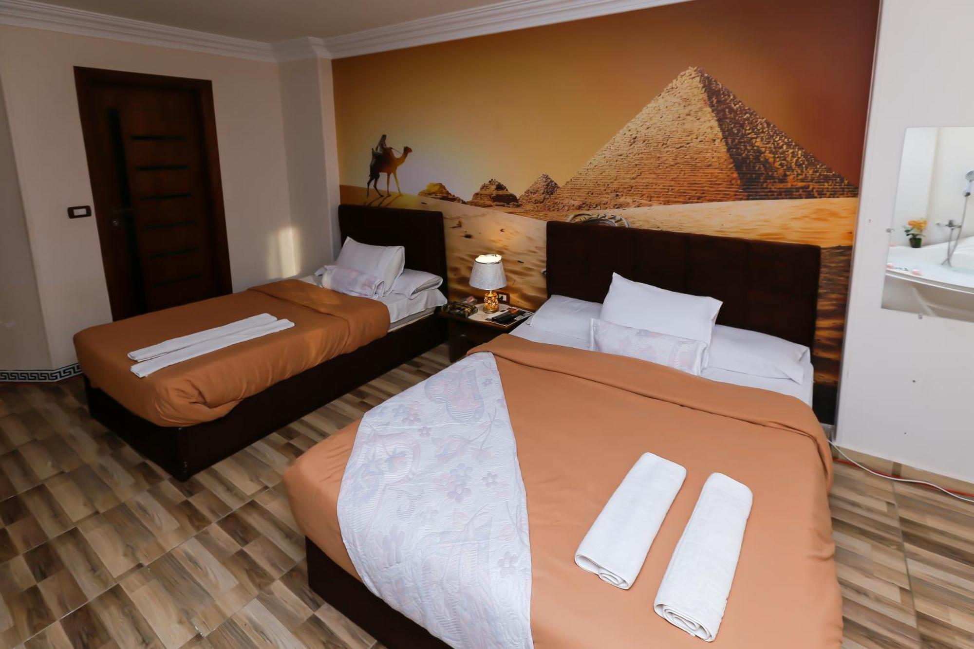 Panorama Pyramids& Jacuzzi