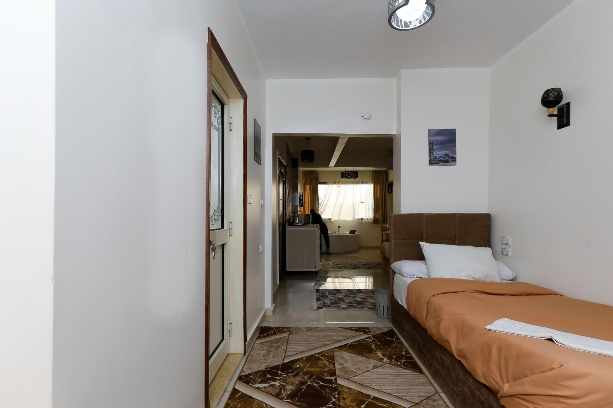 Panorama Pyramids& Jacuzzi Le Caire