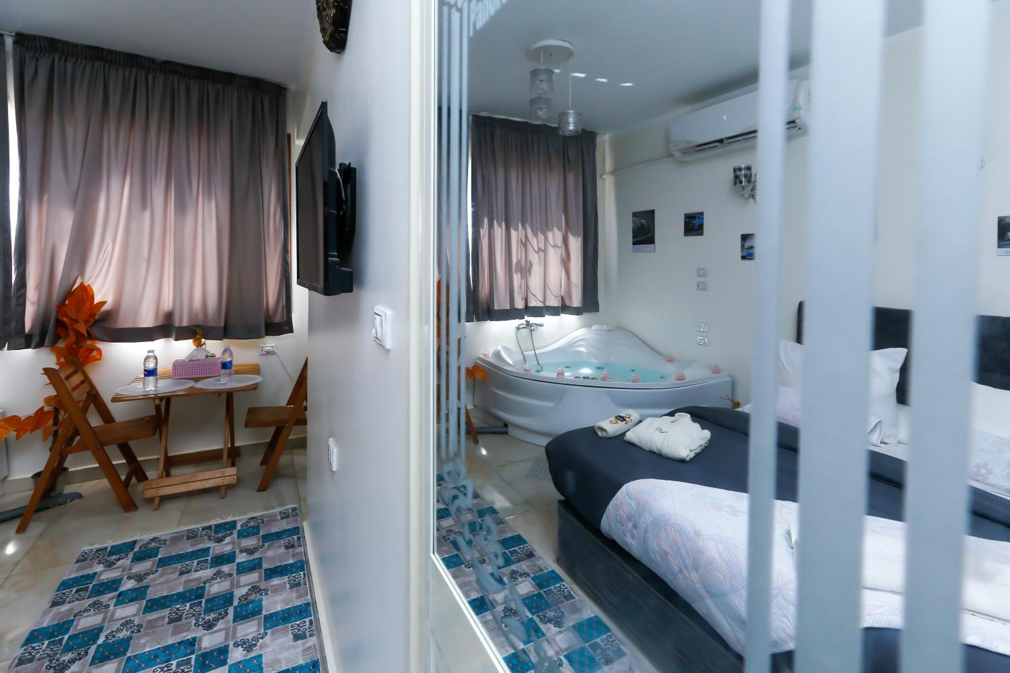 Panorama Pyramids& Jacuzzi Le Caire